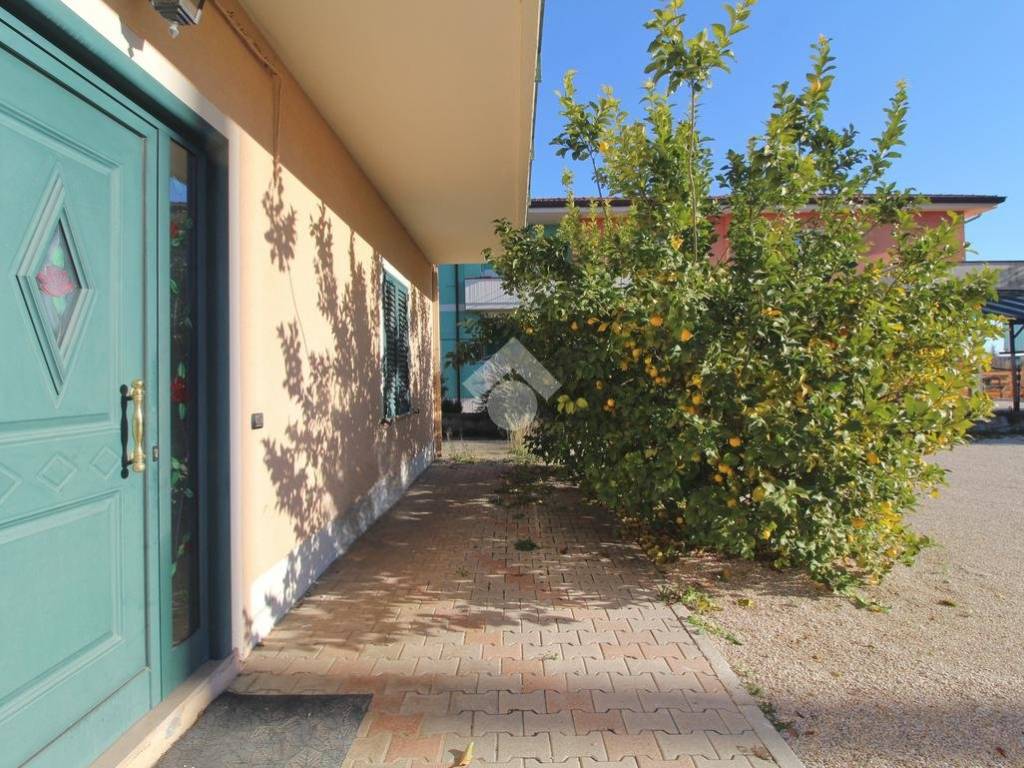 Casa indipendente a Giulianova in Trav. Via Nazionale Per Teramo, 131 - Foto 2