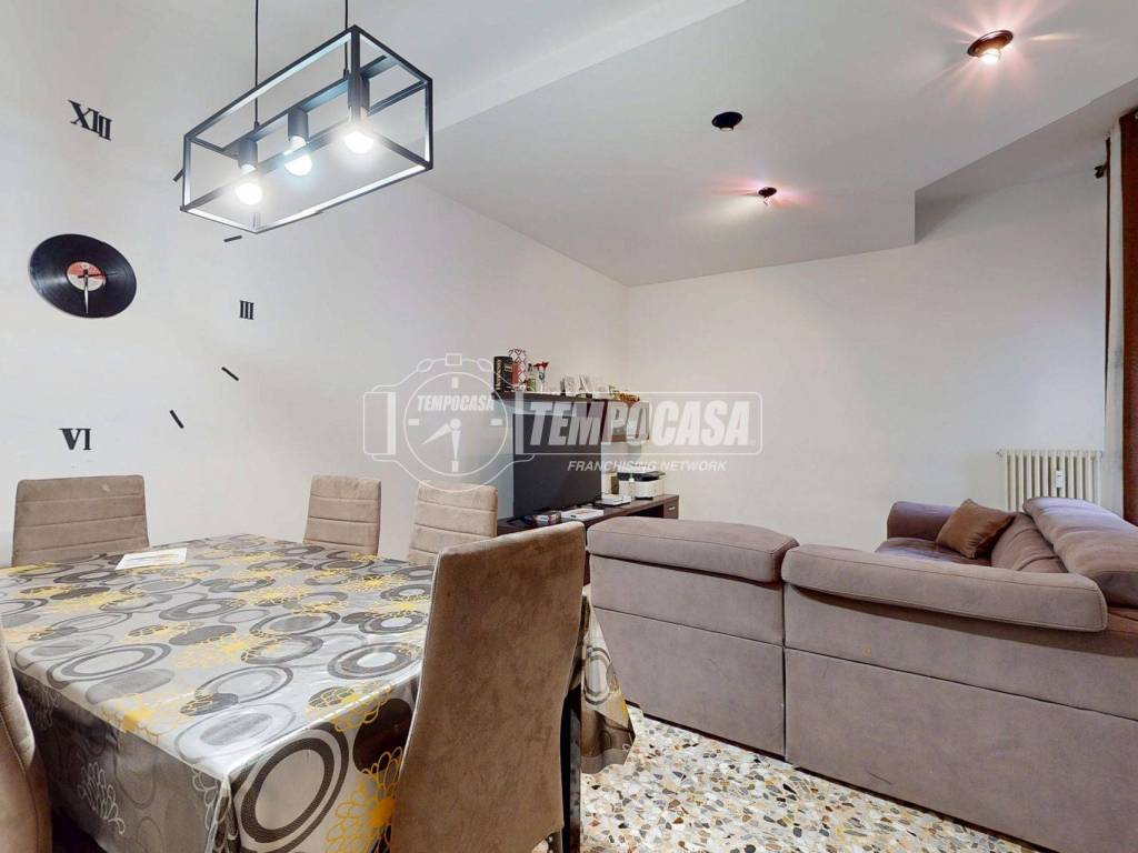 Appartamento a Mantova in Viale Divisione Acqui 7 - Foto 2