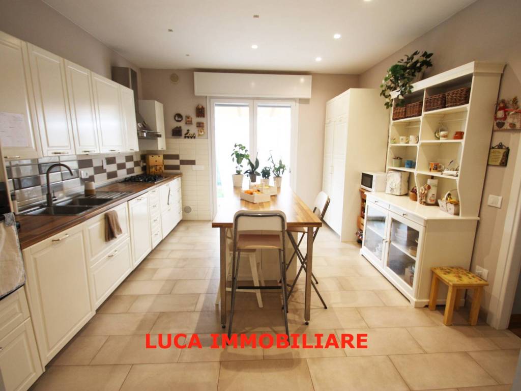 Villa a Chiesina uzzanese in Strada Provinciale Circonvallazione Chiesina - Foto 4