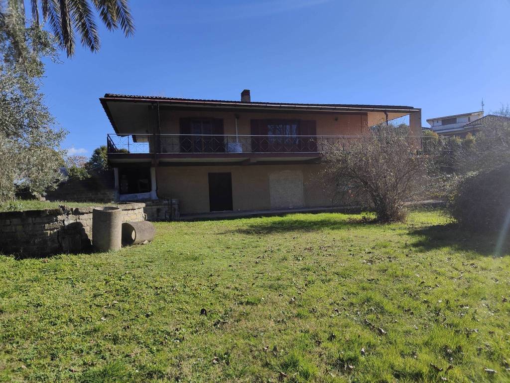 Villa a Latina in Via Nascosa - Foto 1