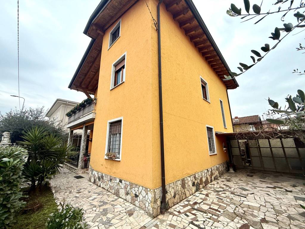 Villa a Rezzato in Via A. Canossi - Foto 2