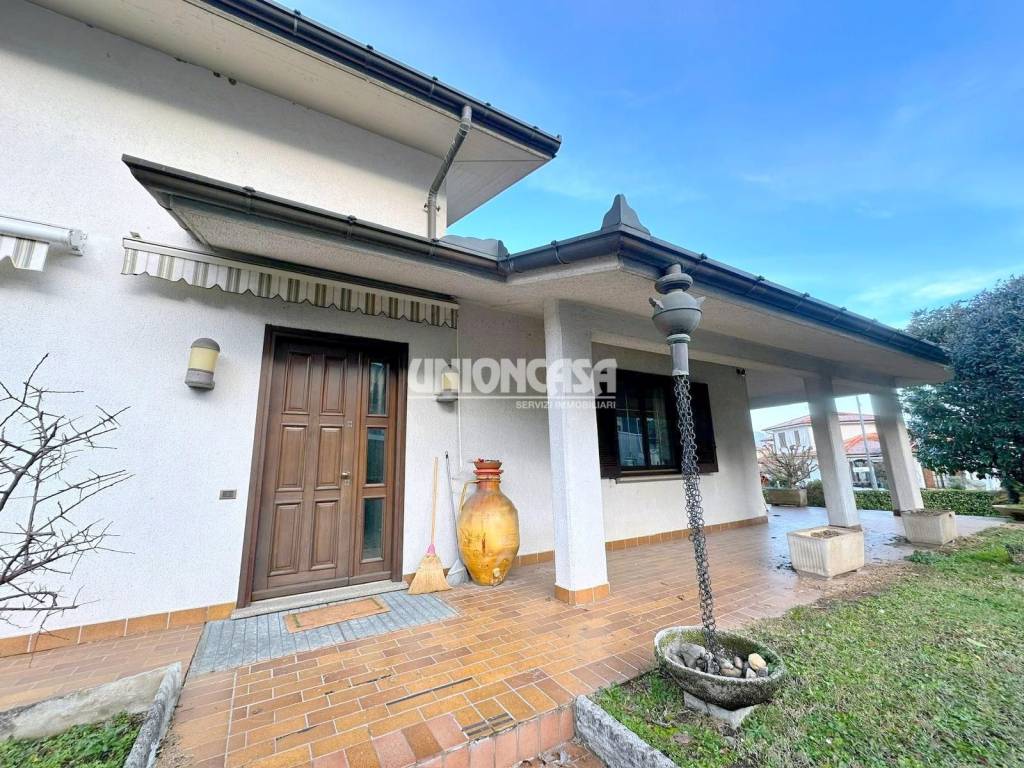 Villa a Olgiate comasco in Via Salvo D'Acquisto - Foto 4