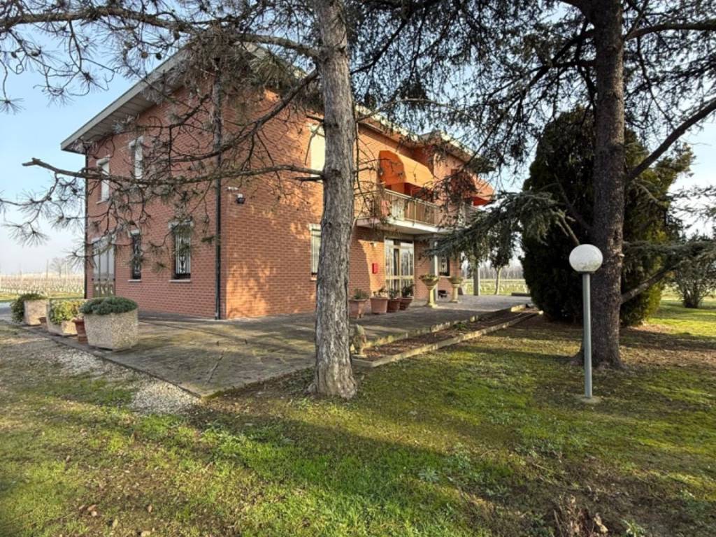 Casa indipendente a Cavezzo in Via Uccivello, 27 - Foto 2