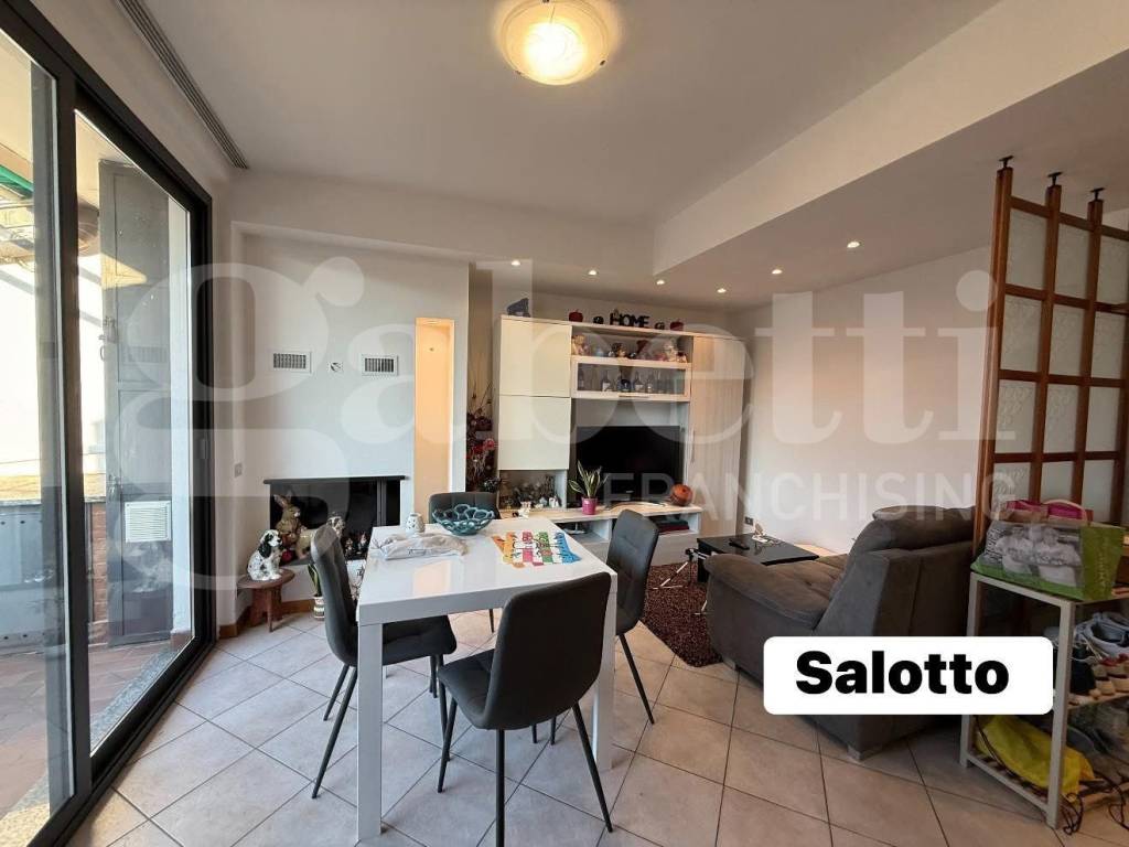 Appartamento a Erba in Via Leopardi, 12 - Foto 2