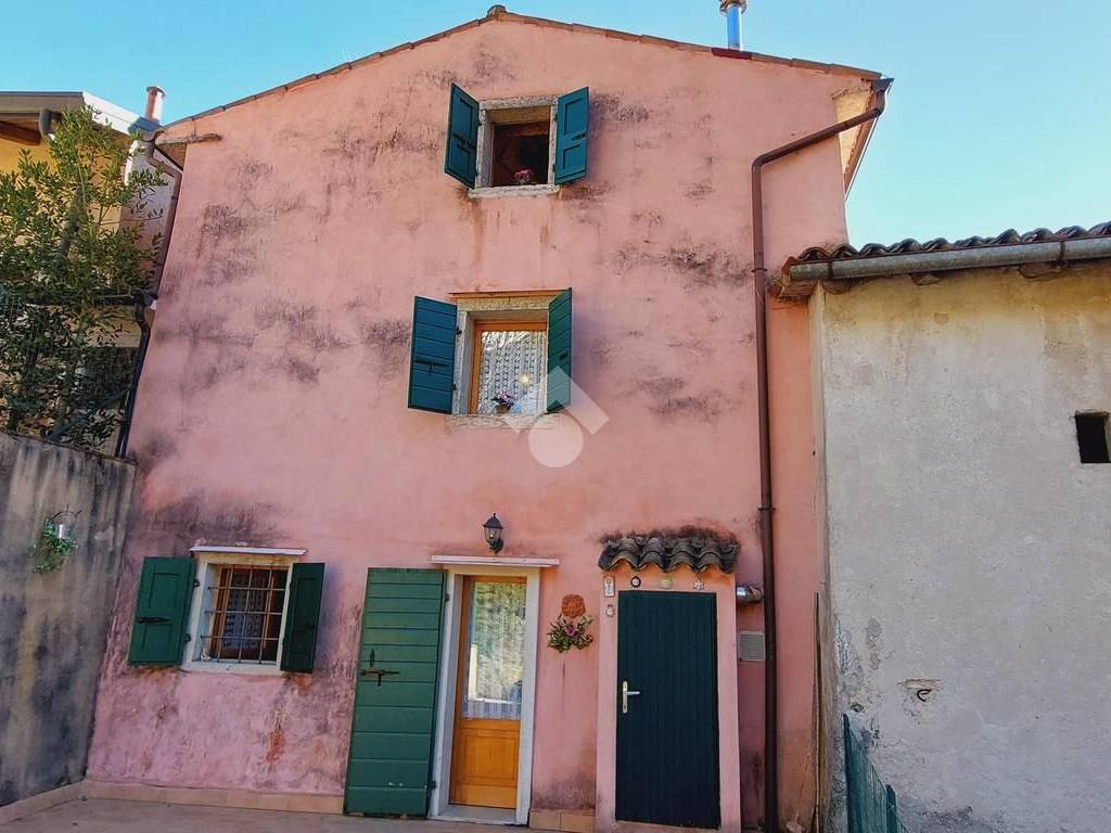 Rustico / casale a Ferrara di monte baldo in Piazza gen. cantore - Foto 2