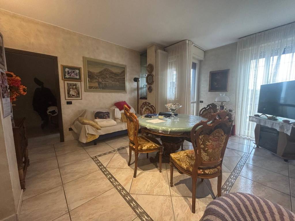 Appartamento a Carugo in Via Vincenzo Monti, 12 - Foto 2