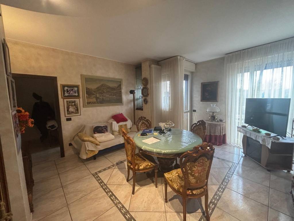 Appartamento a Carugo in Via Vincenzo Monti, 12 - Foto 3