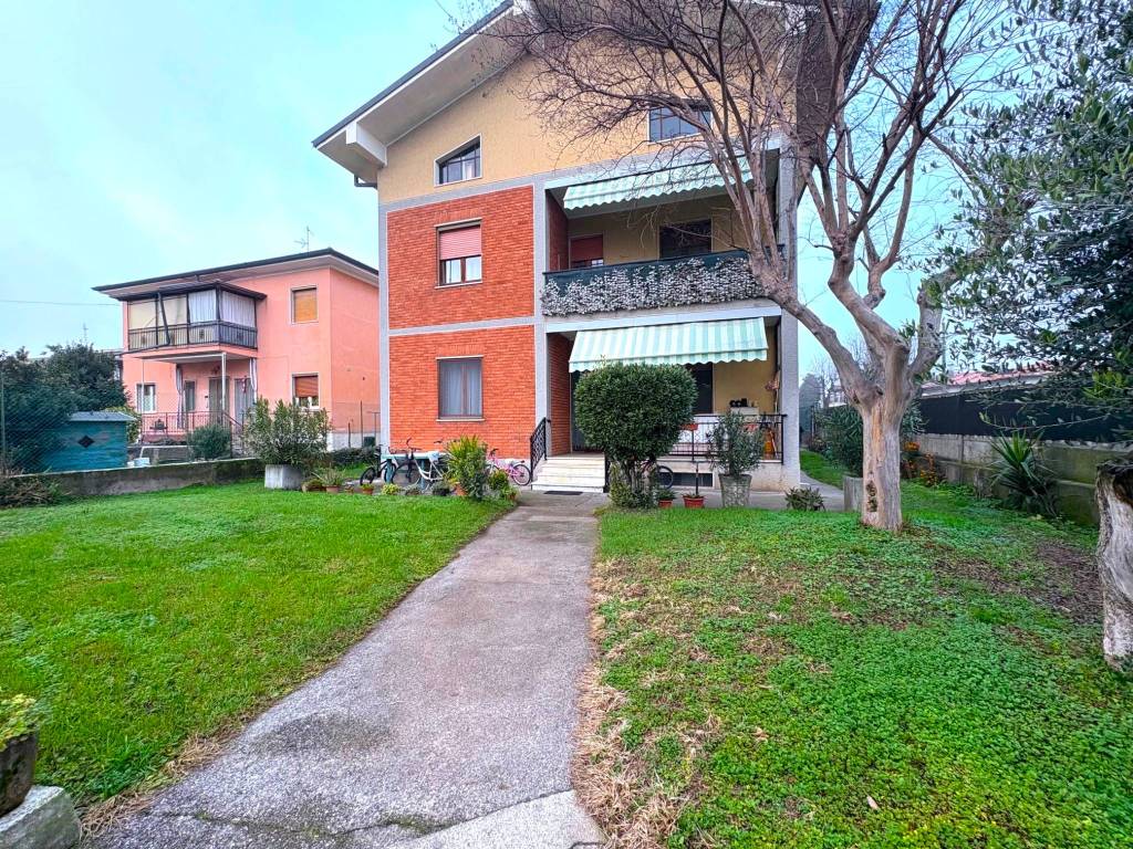 Villa a Castelcovati in Via Comezzano, 32 - Foto 2