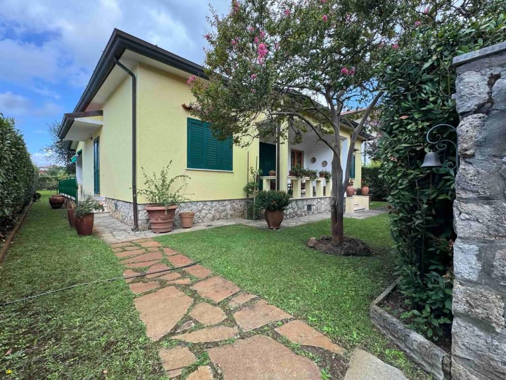 Villa a Pietrasanta in Via Firenze, 81 - Foto 3