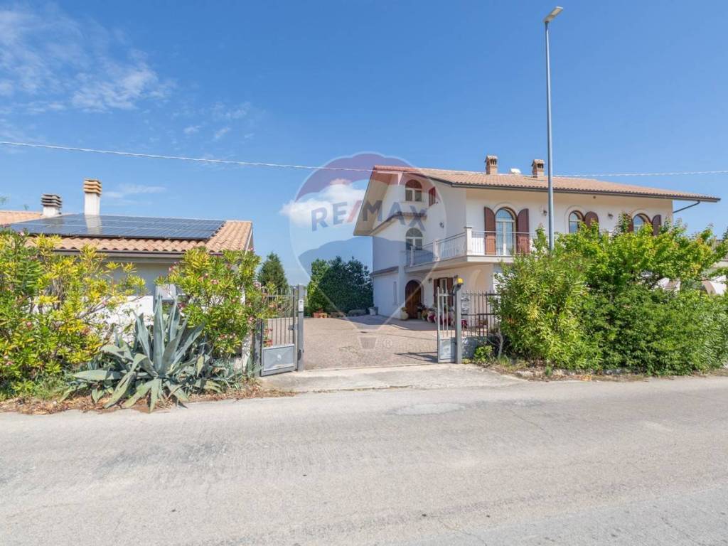 Villa a Bucchianico in c.da Fonte Pietra, 43 - Foto 2