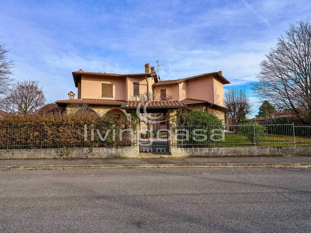 Villa a Besana in brianza in Via Monsignor Angelo Ballerini - Foto 3