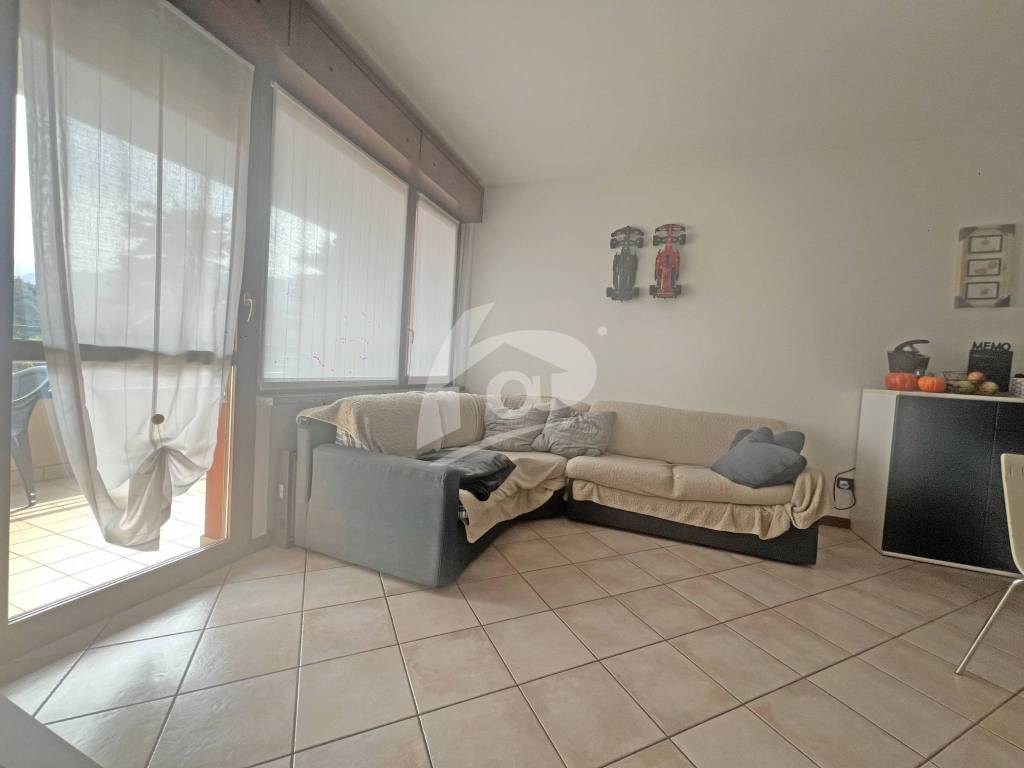 Appartamento a Laveno-mombello in VIA FABIO FILZI, 1 - Foto 2