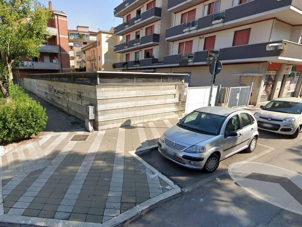 Box / garage a Pescara in Via Giulio Mazzarino, 40 - Foto 2