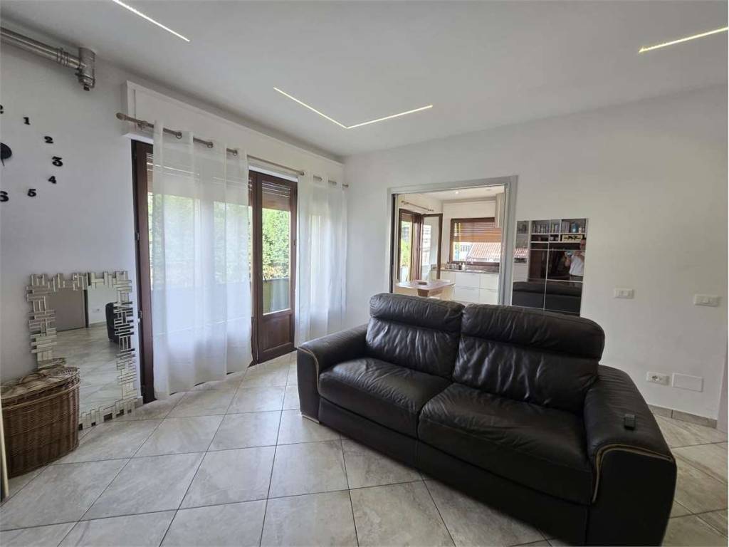 Appartamento a Verbania in viale Azari, 111 - Foto 3