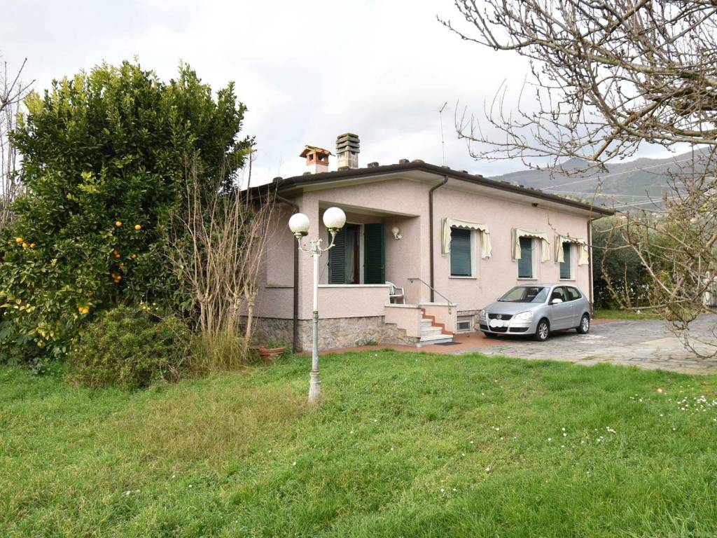 Villa a Pietrasanta in Via Bonazzera - Foto 2