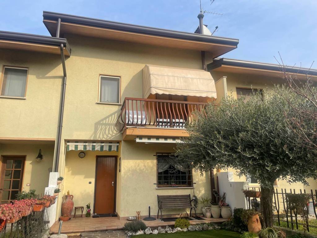 Villa a Capriva del friuli in Via Cesare Battisti - Foto 2