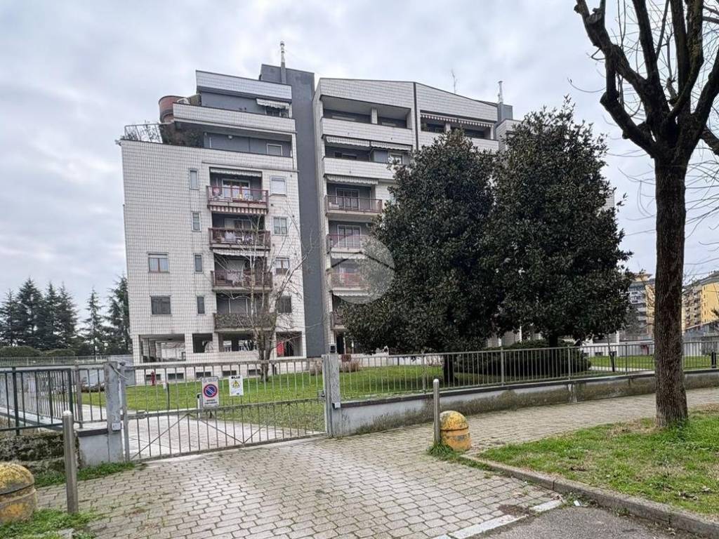 Box / garage a Rozzano in Via Massimo D'Azeglio, 21 - Foto 2