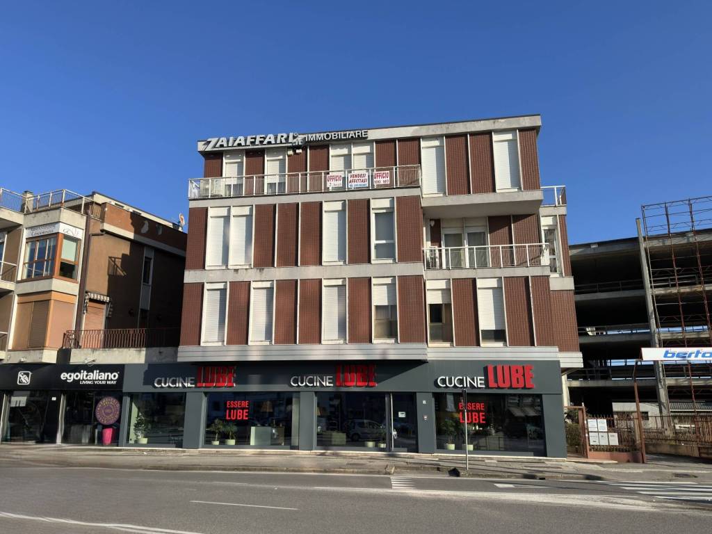 Appartamento a Verona in Viale del Lavoro, 43 - Foto 2