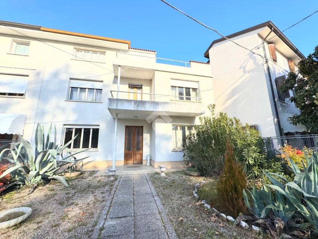 Villa a Codroipo in Viale F.A. Duodo, 103 - Foto 2