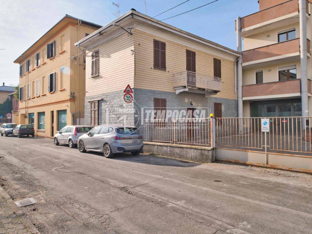 Casa indipendente a Galliate in Via Giuseppe Garibaldi - Foto 2