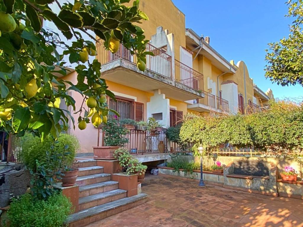 Villetta a schiera a Vibo valentia in Viale Sandro Pertini, 5 - Foto 2