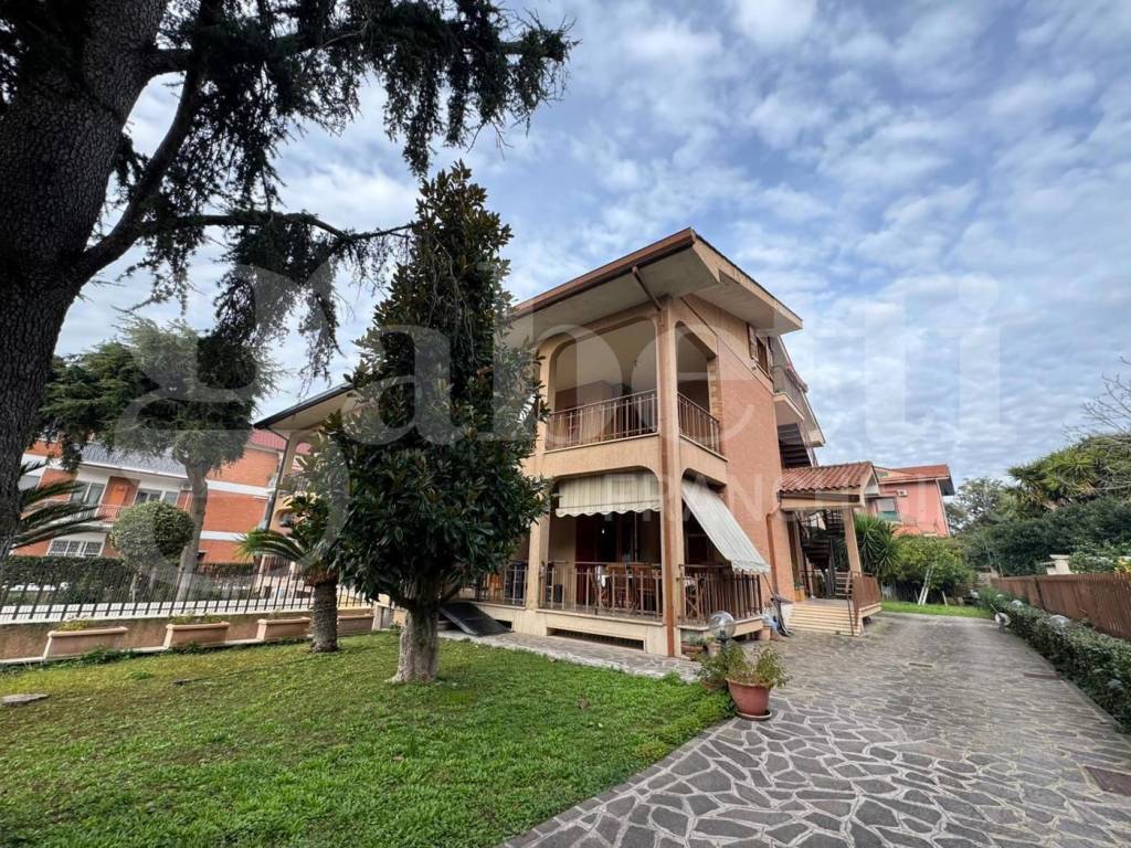 Villa a Marino in viale della Repubblica , 178 - Foto 2