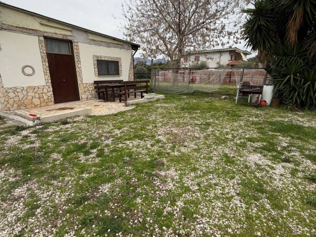 Villa a Cisterna di latina in Via Francesco Petrarca - Foto 3