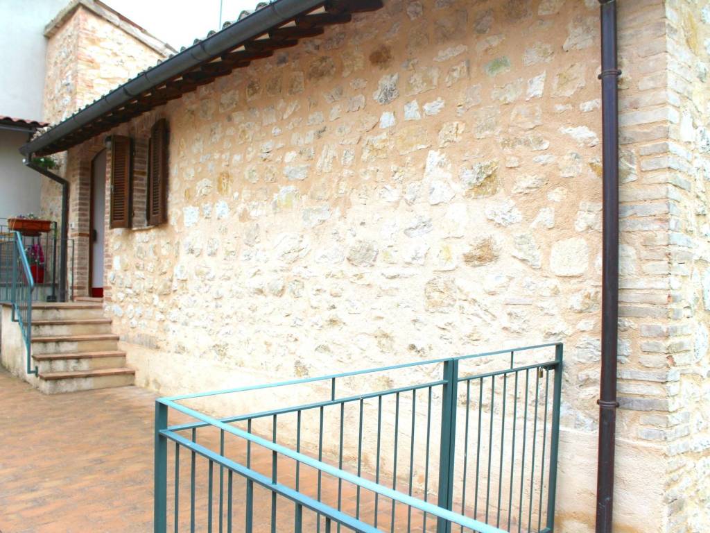 Casa indipendente a Foligno in Località Colle di Verchiano - Foto 2