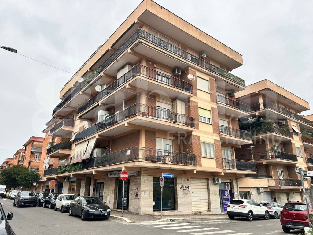 Appartamento a Pomezia in viale manzoni , 51 - Foto 2