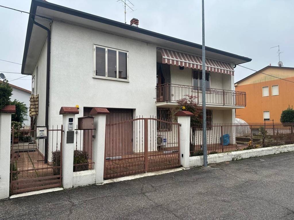 Villa a San giovanni lupatoto in Via Carlo Cattaneo, 6 - Foto 2