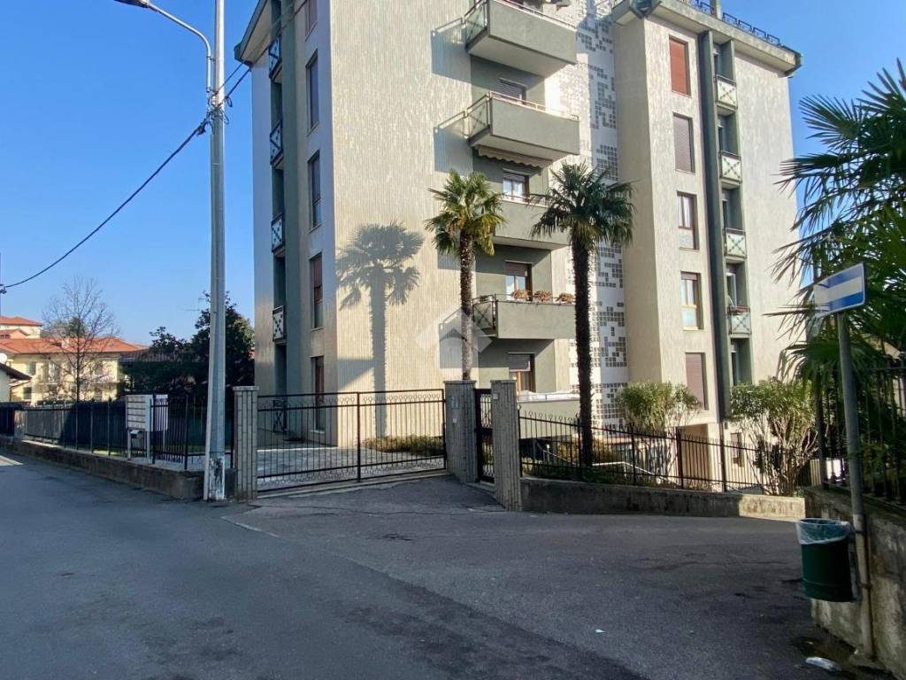 Appartamento a Cantù in Via Angelo Longoni, 7 - Foto 2