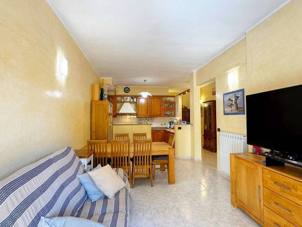 Appartamento a Finale ligure in Via Ippolito Nievo, 5 - Foto 2