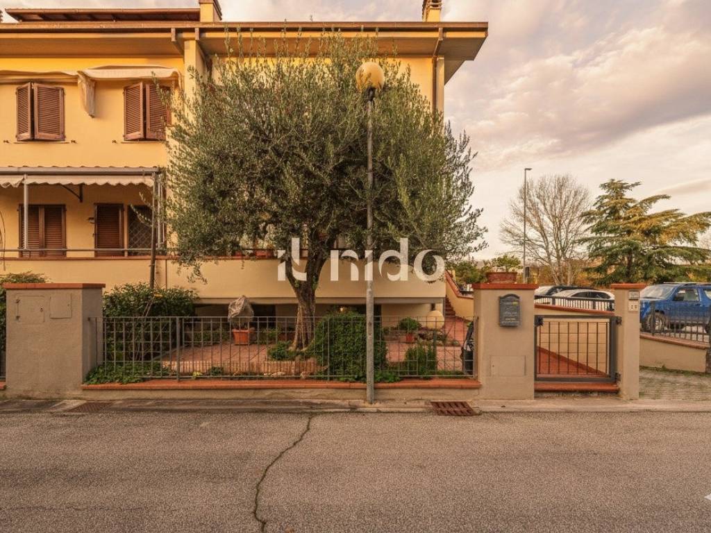 Villa a Massa e cozzile in Via Fratelli Rosselli - Foto 2