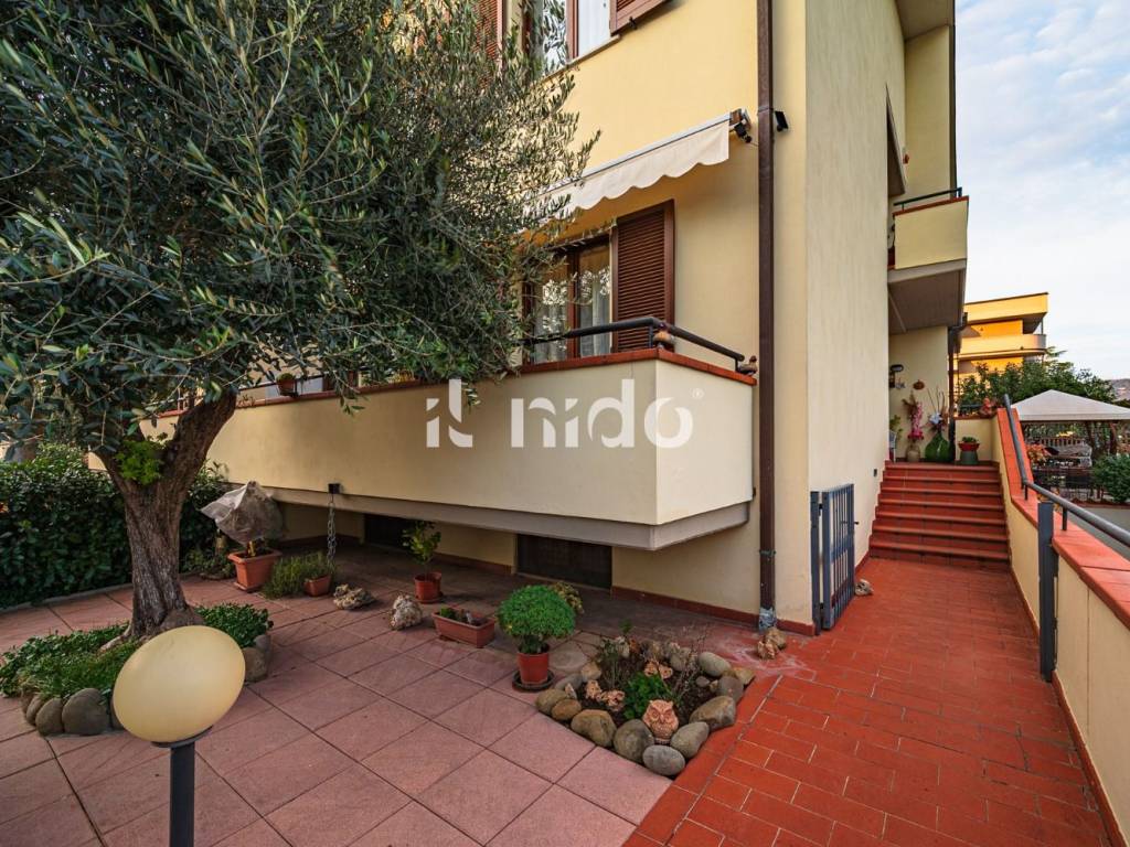 Villa a Massa e cozzile in Via Fratelli Rosselli - Foto 3