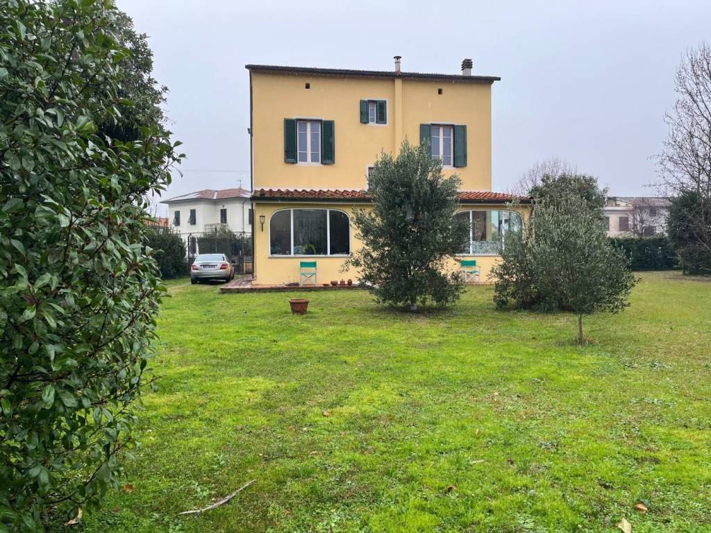 Villa a Lucca in Viale Castruccio Castracani, - Foto 5