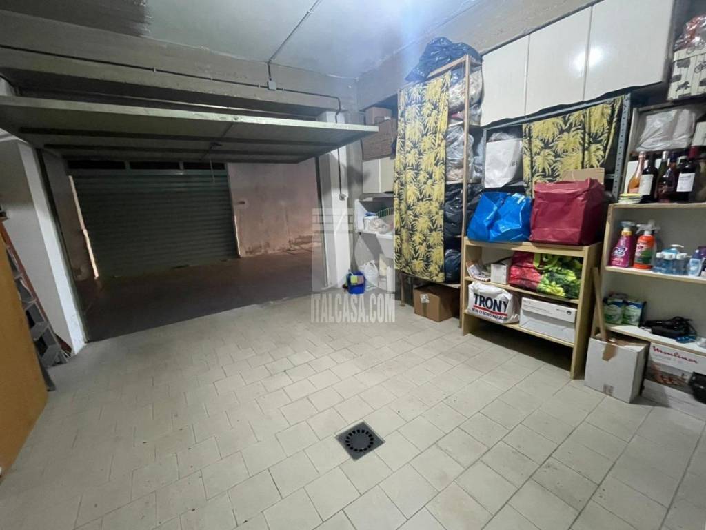 Box / garage a Crotone in Via Cesare Terranova - Foto 2