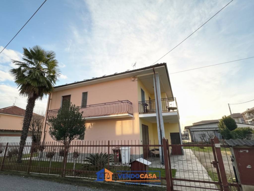 Villa a Cherasco in Via Cuneo, 33 - Foto 2