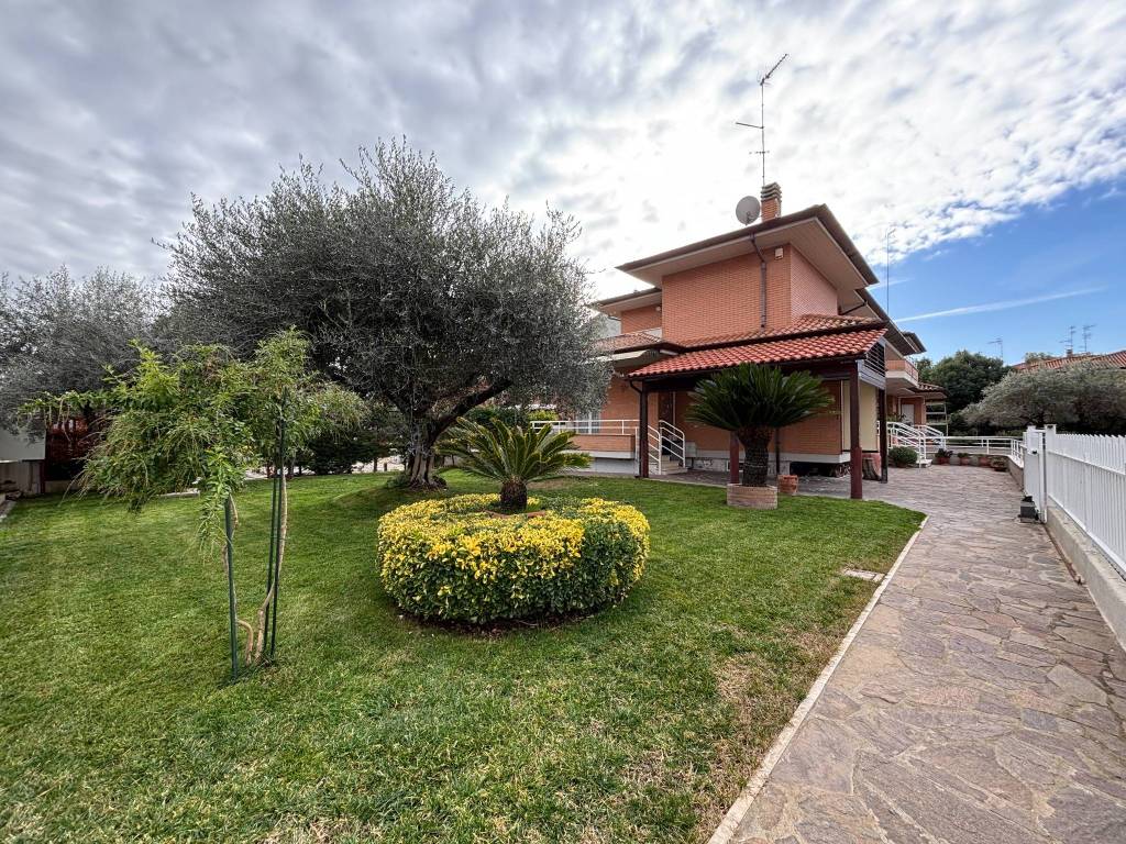 Villa a Latina in Via Francesco Provenzale - Foto 2