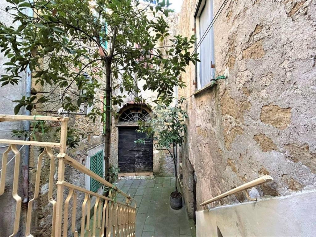 Appartamento a Ischia di castro in Via Carlo Emanuele, 7 - Foto 2