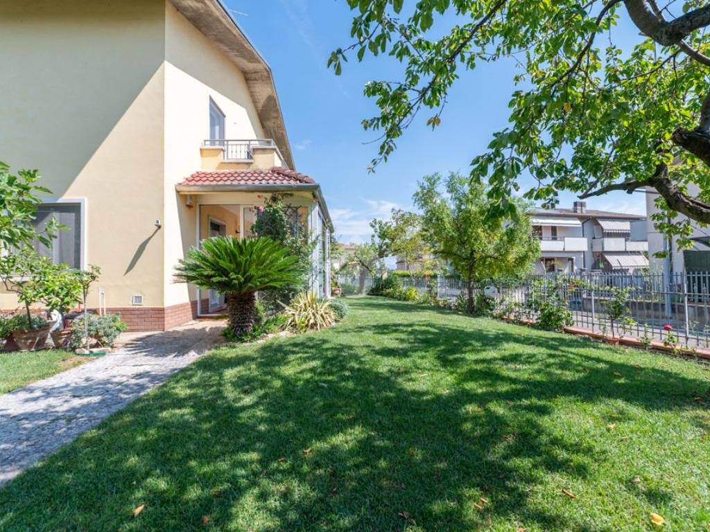 Villa a Villafranca di verona in Via Eugenio Montale, 42 - Foto 2