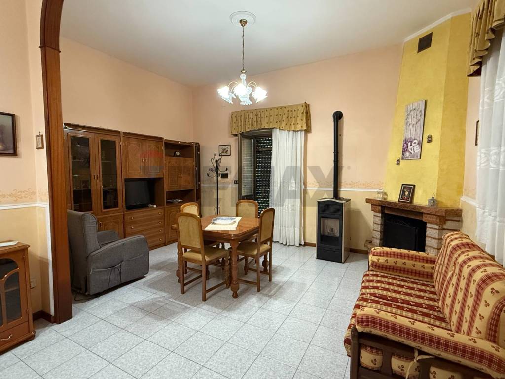 Casa indipendente a Castiglione di sicilia in via magenta - Foto 3