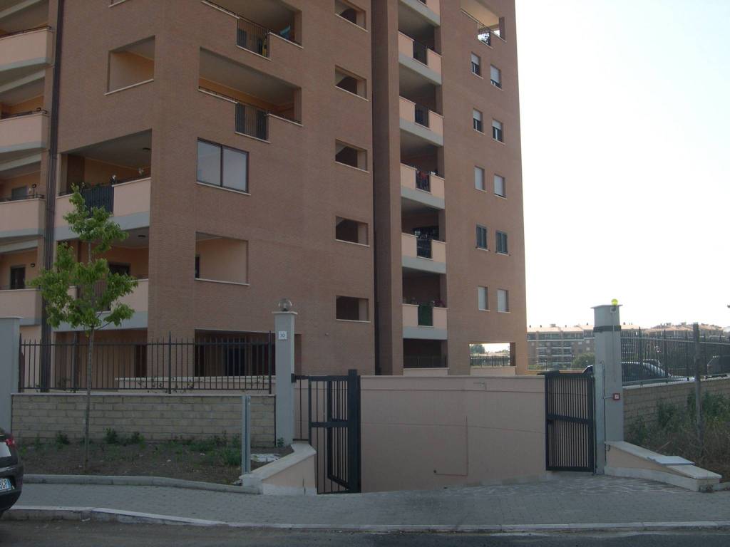 Box / garage a Pomezia in Via Giuseppe Saragat, 14 - Foto 3