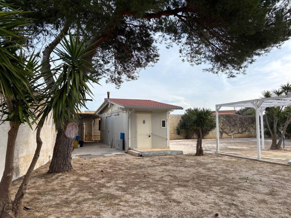 Terreno a Torchiarolo in Via Cristoforo Colombo - Foto 4