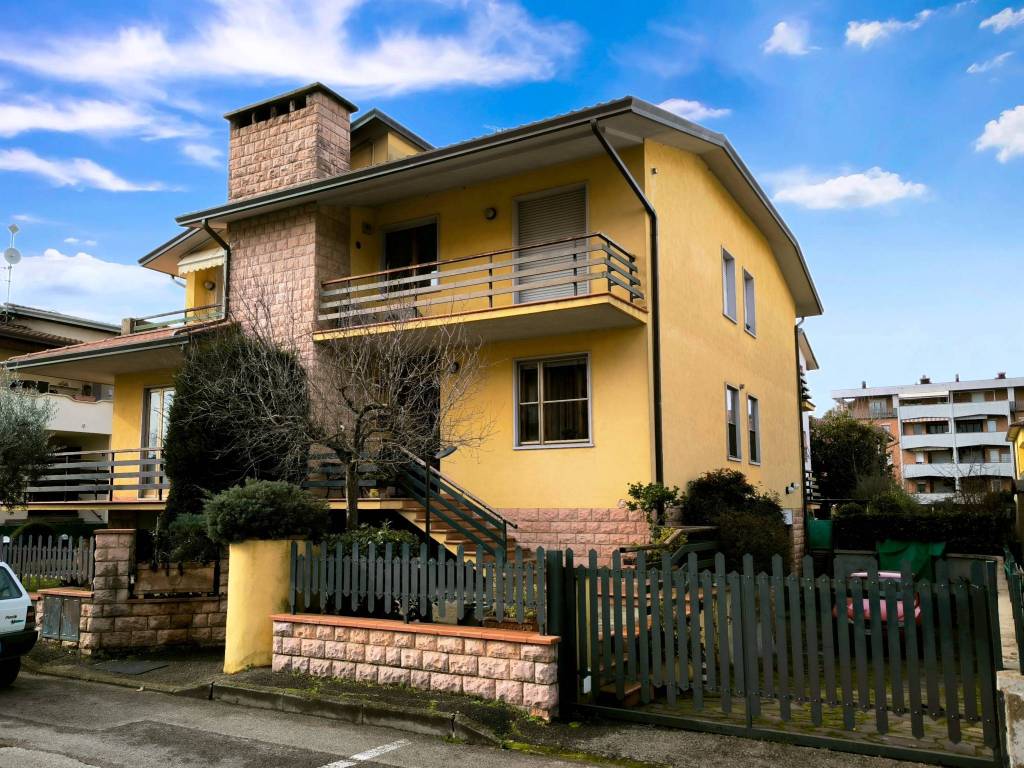 Villa a Bastia umbra in Via Todi, 4 - Foto 2