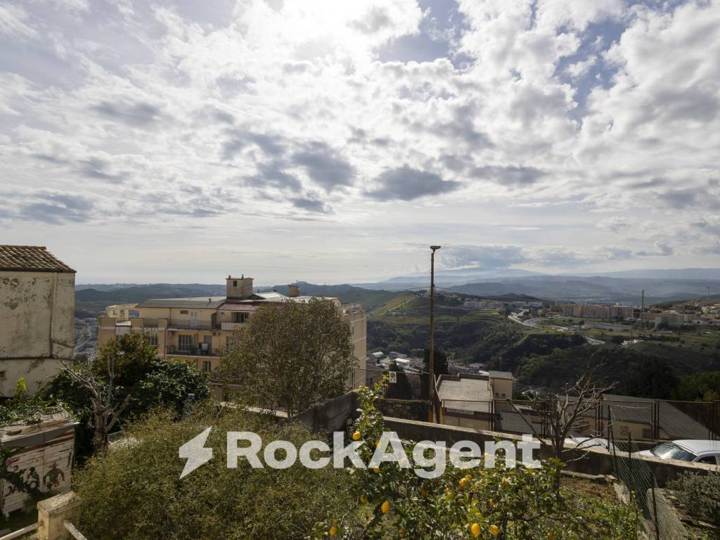 Appartamento a Catanzaro in Largo Raffaele Marincola Cattaneo, 33 - Foto 2