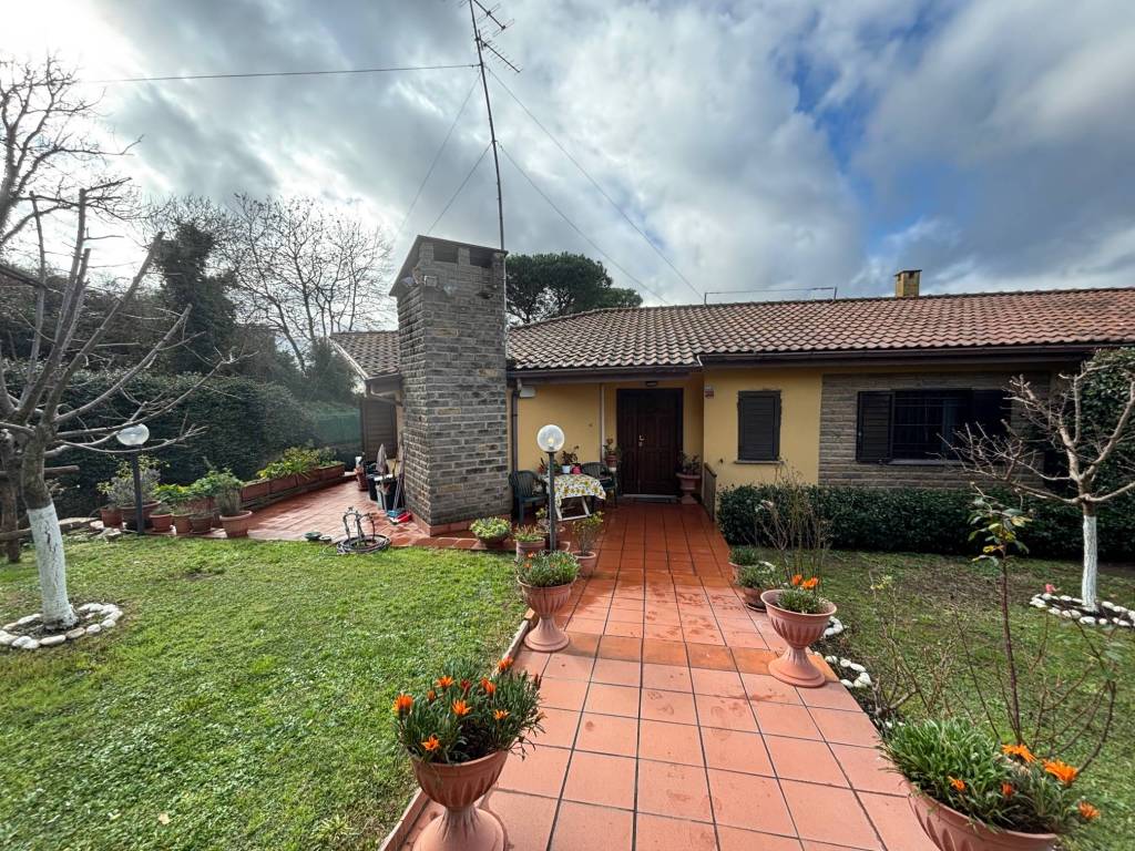 Villa a Castelnuovo di porto in Via Monte Bianco - Foto 2