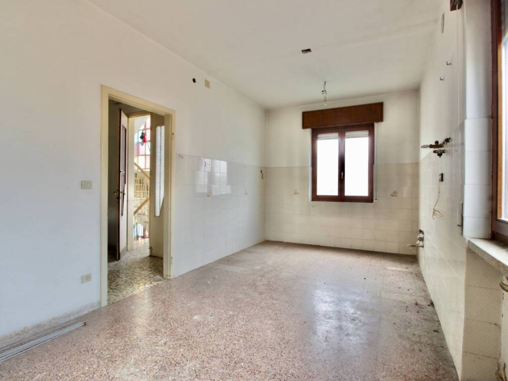 Appartamento a Montecchio maggiore in Via Alessandro Volta, 63 - Foto 4