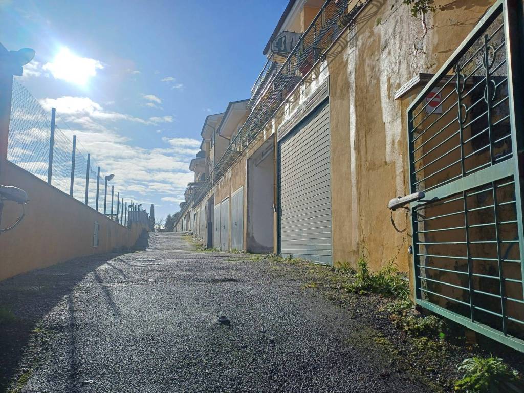 Box / garage a Guidonia montecelio in Via Gian Lorenzo Bernini - Foto 4