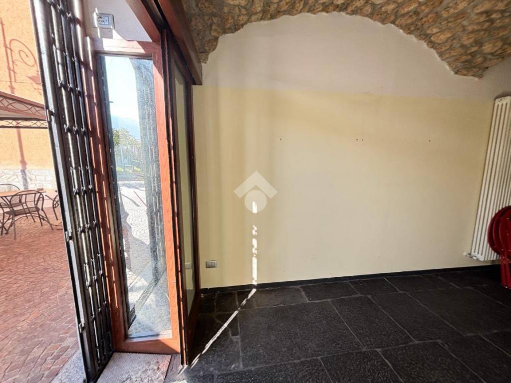 Immobile a Mandello del lario in Piazza Quattro Novembre, 1 - Foto 2