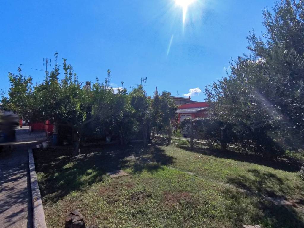 Villa a Aprilia in Via Titta Ruffo, 8 - Foto 2